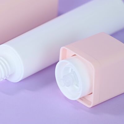 Kinpack Classy 15ml 30ml 50ml Комплект продуктов по уходу за кожей Квадратная бутылка без воздуха Ротационная головка ПП насос Спрейер уплотнительная косметическая упаковка